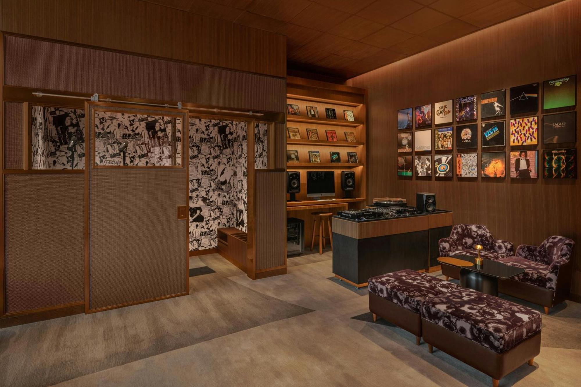 W Macau - Studio City Ngoại thất bức ảnh The interior of the record store